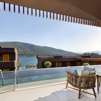 Swim up Superior Room