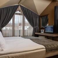 Superior One-Bedroom Apartment with Balcony and Mountain View (4 Adults)