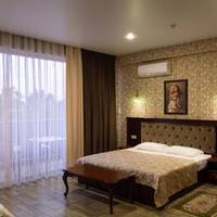Suite Room with Courtyard View