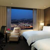 Superior Family Twin Room with Airport View