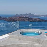 Honeymoon Suite with Outdoor Hot Tub and  Caldera View