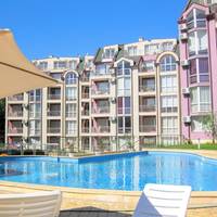 Apartment with Pool View 