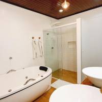 Queen Suite with Spa Bath
