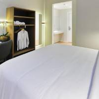 Queen Room with Roll In Shower - Mobility Accessible/Non-Smoking