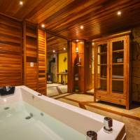 Queen Suite with Spa Bath