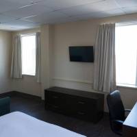 Deluxe One Queen Room