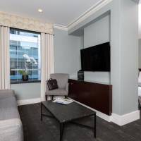 Junior Queen Suite