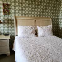 Country-Style Queen Room