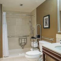 1 Queen Traditional Guest Room
