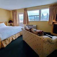 1 King Bed, Deluxe Studio Suite, Pool View, Non-Smoking