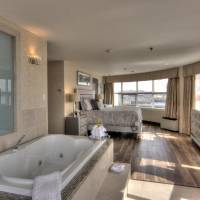 Suite with Hot Tub
