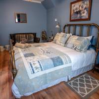 Queen Room with Private Bathroom