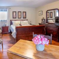 Deluxe Queen Room with Private Bathroom
