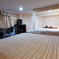 Queen Room with Two Queen Beds - Pet Friendly/Non Smoking