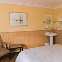 Queen Room (Shared Bathroom)
