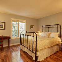 Deluxe Queen Room Assiniboine 