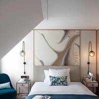 City Queen Room