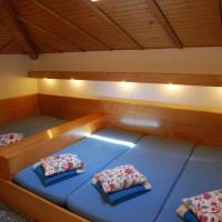 Dormitory Room with Shared Bathroom (5 Adults)