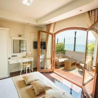 Large Deluxe Apartment - Direct Beach Access