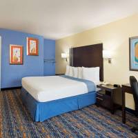 1 King Bed, Mobility Accessible Room, Bathtub w/ Grab Bars, Smoking