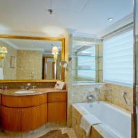 1 King bed Crowne Plaza Seaview Suite