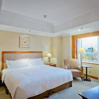 1 King bed Crowne Plaza Suite