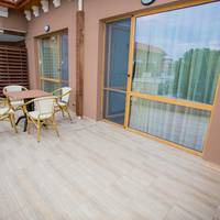 One-Bedroom Apartment with Balcony (5 Adults)
