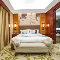 LUXURY ROOM, 1 King Bed, Mountain / Lake View