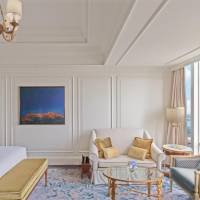 Club City View King Room