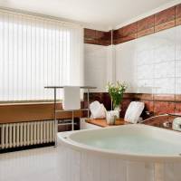 Panorama Suite with Private Hot Tub and Sauna - Access to Lounge