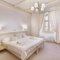 King Studio with Sofa Bed