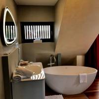 Deluxe Double Room with Bath (Luna)