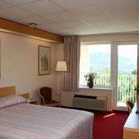 Business Queen Room with Queen Bed and Park View