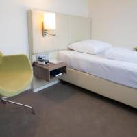 Business Single Room with Roll-In Shower - Mobility Accessible
