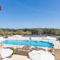 Apartment with Pool View 