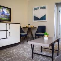 Mini Queen Suite