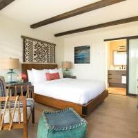 Deluxe King Room with Courtyard View