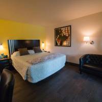  Deluxe King Room Poolside 