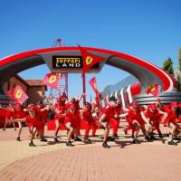 Family Room Access to Amusement Park (2 Adults + 3 Children) + 1 access Ferrari Land