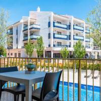 Apartment with Pool View 