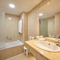 One-Bedroom Apartment (2 Adults + 2 Children) with Balcony