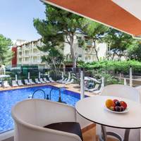 Apartment with Pool View 
