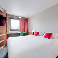 2 Adjacent Rooms