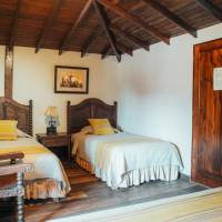 Colonial Triple Room