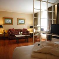 Junior Queen Suite