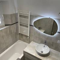 Three-Bedroom Apartment with Private Jacuzzi 