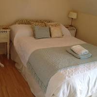 Single Room with Shared Bathroom (9)