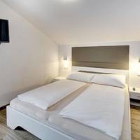 Two-Bedroom Apartment with Shower 