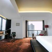 1 King Bed Premium Lounge Access