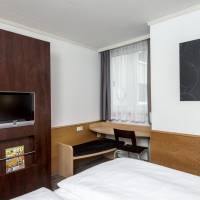 Two Adjacent Double Rooms (non connecting)